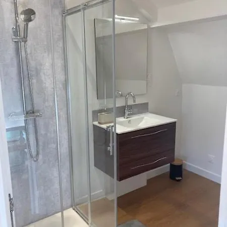 Cozy & Quiet Two-room - 15 Minutes From Lille 와스칼